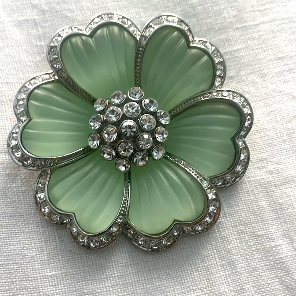 Sparkly flower brooch with Swarovski crystals.